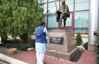 On occasion of 150th Birth Anniversary of Mahatma Gandhi, High Commissioner of India paid floral tribute at the statue of Mahatma Gandhi at India Ghana Kofi Annan Centre of Excellence in ICT. Hon. George Andah, Deputy Minister of Communication and High Commissioner Birender S. Yadav jointly released special commemorative postal stamps on Mahatma Gandhi in presence of the Board and Management of Ghana Posts and DG, AITI-KACE. @Ministry of External Affairs, Government of India  #GandhiJayanti, #Gandhi150, #à¤—à¤¾à¤à¤§à¥€à¤œà¤¯à¤‚à¤¤à¥€, #àª—àª¾àª‚àª§à«€àªœàª¯àª‚àª¤àª¿, #MahatmaGandhi#GandhiAt150 #BapuAt150